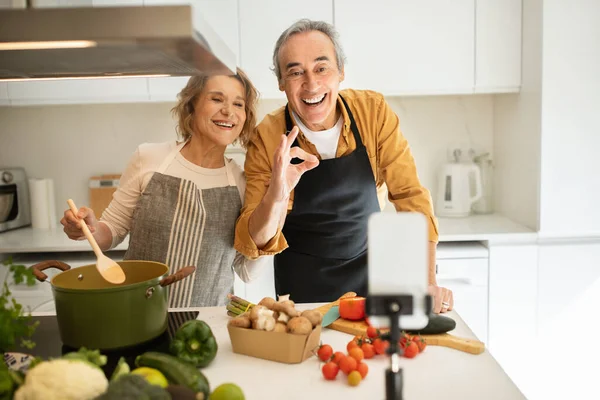 Glada Äldre Par Mat Bloggare Streaming Samtidigt Förbereda Middag Hemma — Stockfoto
