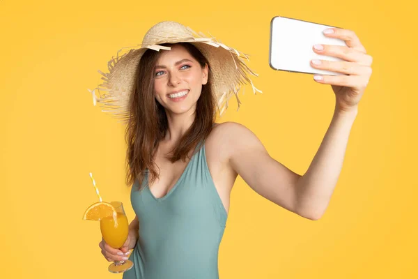 Happy Lady Drinken Van Tropische Cocktail Selfie Smartphone Gele Studio — Stockfoto