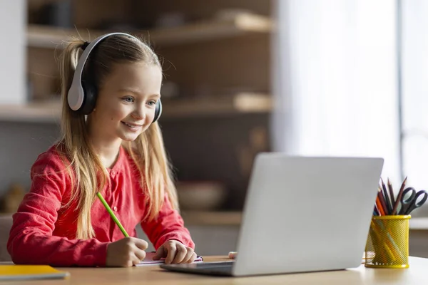 Lição Online Menina Bonito Fones Ouvido Sem Fio Estudo Com — Fotografia de Stock