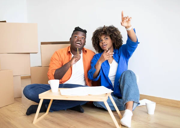 Happy Black Spouses Planejamento Reparação Sua Nova Casa Depois Mudar — Fotografia de Stock