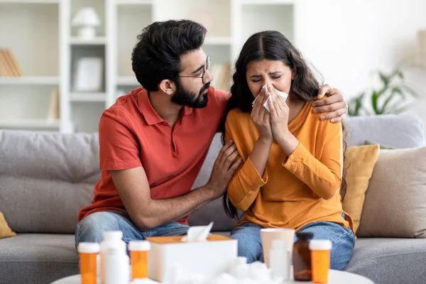 Péče Podpora Milující Indický Muž Pečující Jeho Nemocnou Manželku Trpí — Stock fotografie