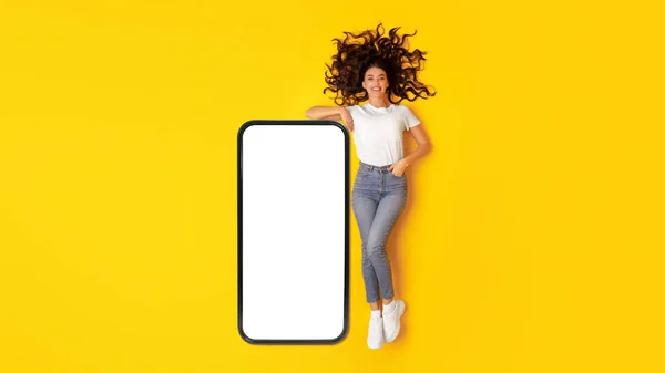Boldog Fiatal Támaszkodik Nagy Mobiltelefon Üres Képernyő Reklám Mobil Ajánlat — Stock Fotó