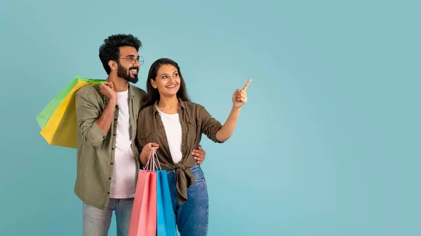 Glad Känslomässigt Ung Indiskt Par Som Håller Färgglada Shoppingväskor Pekar — Stockfoto