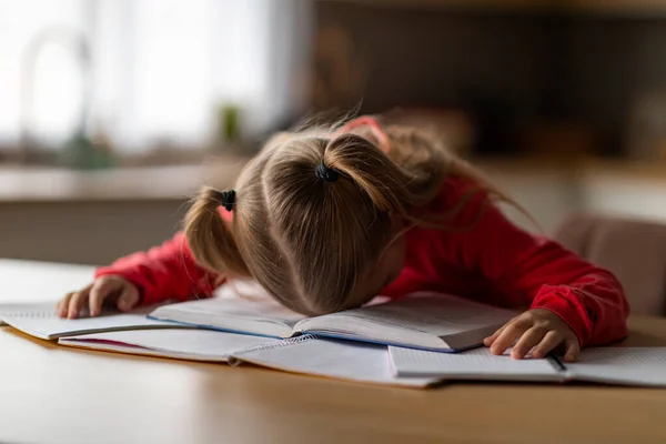 Garota Exausta Dormindo Livros Enquanto Fazia Lição Casa Escola Criança — Fotografia de Stock