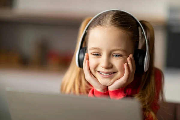 Sorrindo Menina Vestindo Fones Ouvido Sem Fio Usando Laptop Casa — Fotografia de Stock