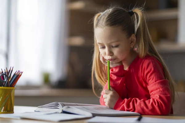 Pensive Little Girl Study Book Home Fazendo Lição Casa Escola — Fotografia de Stock