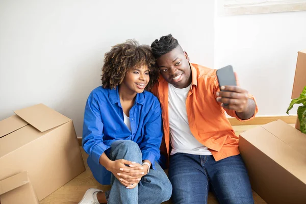 Feliz Pareja Afroamericana Haciendo Selfie Teléfono Inteligente Mientras Muda Casa — Foto de Stock