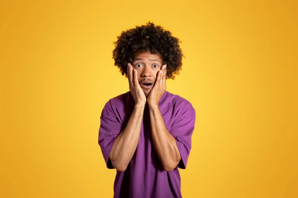Choqué Confus Adulte Afro Américain Bouclé Homme Shirt Violet Avec — Photo