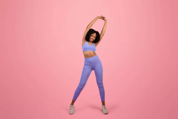 Positieve Jonge Afrikaanse Amerikaanse Krullende Dame Sportkleding Doen Armoefeningen Stretching — Stockfoto