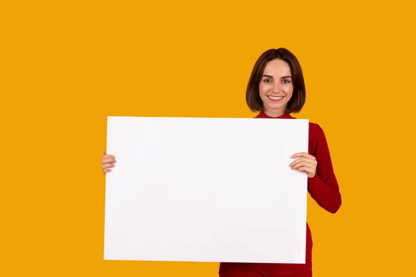 매력적 긍정적 여성붉은 오렌지 스튜디오 수평으로 광고를 흉내내기 — 스톡 사진