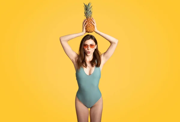 Portret Van Speelse Jonge Vrouw Houden Ananas Het Hoofd Plezier — Stockfoto