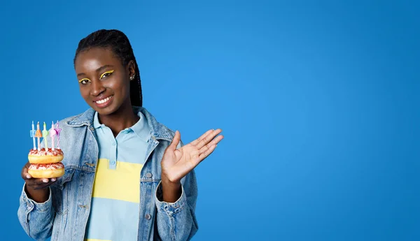Mutlu Duygusal Genç Siyah Kadın Şık Giyinmiş Şık Makyaj Yapıyor — Stok fotoğraf
