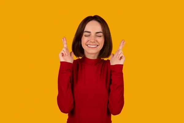 Emocionada Hermosa Morena Sonriente Joven Pie Sobre Fondo Estudio Naranja —  Fotos de Stock