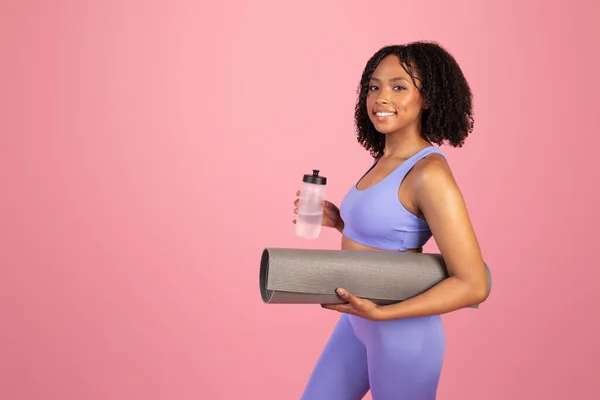 Glad Young African American Curly Lady Sportswear Mat Bottle Water — Stock Photo, Image