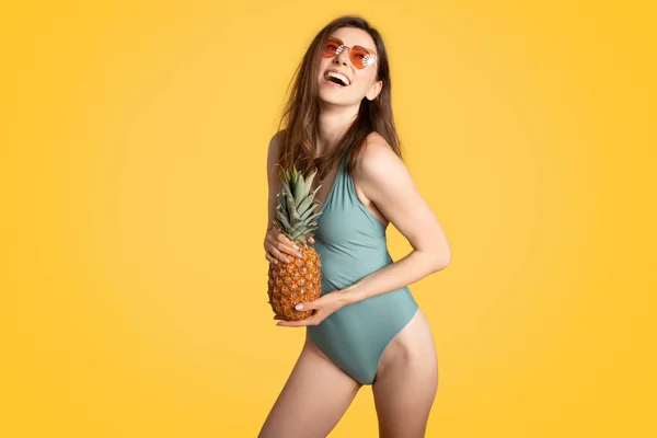 Joyful Sexy Jonge Dame Badpak Houden Ananas Handen Poseren Camera — Stockfoto