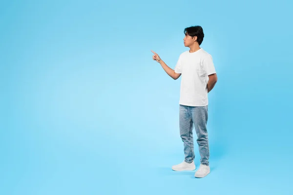 Olha Para Lado Estudante Asiático Adolescente Guy Apontando Dedo Espaço — Fotografia de Stock