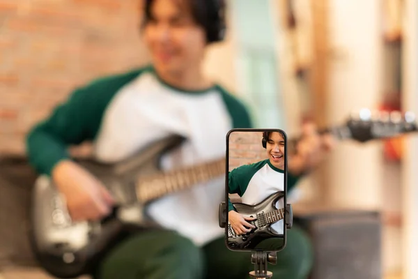 Смартфон Снимающий Японского Музыкального Блогера Играющего Электрогитаре Помещении Молодой Музыкант — стоковое фото