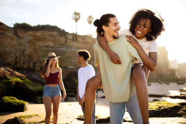 Gülümseyen Çok Irklı Genç Insanlar Plajda Birlikte Eğleniyor Boş Zamanlarında — Stok fotoğraf