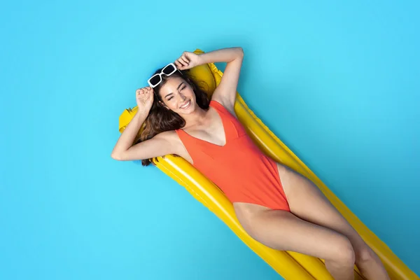 Boldog Fiatal Európai Karcsú Fürdőruhában Napszemüvegben Úszik Medencében Felfújható Matracon — Stock Fotó