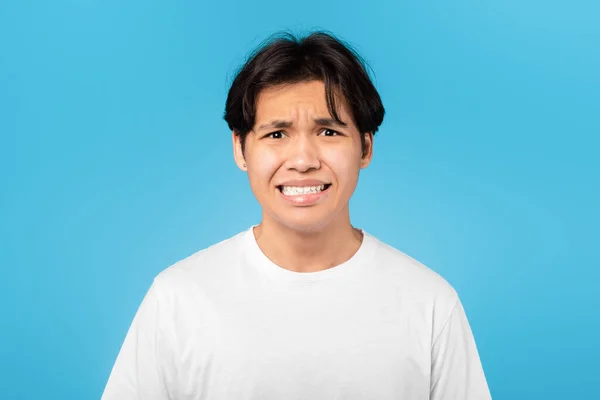 Tiksinti Mide Bulandırıcı Asyalı Genç Adamın Portresi Mavi Arka Planda — Stok fotoğraf