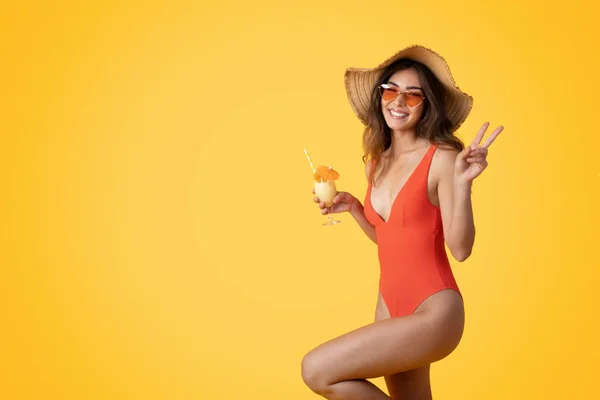 Joven Positiva Mujer Delgada Europea Traje Baño Sombrero Gafas Sol — Foto de Stock