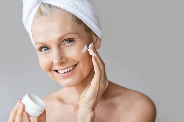 Beautiful Mature Woman Applying Moisturizing Nourishing Cream Her Eyes Posing — Stock Photo, Image