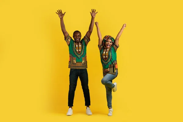 Mutlu Duygusal Güzel Siyah Aşıklar Ulusal Afrika Kıyafetleri Giyip Sarı — Stok fotoğraf