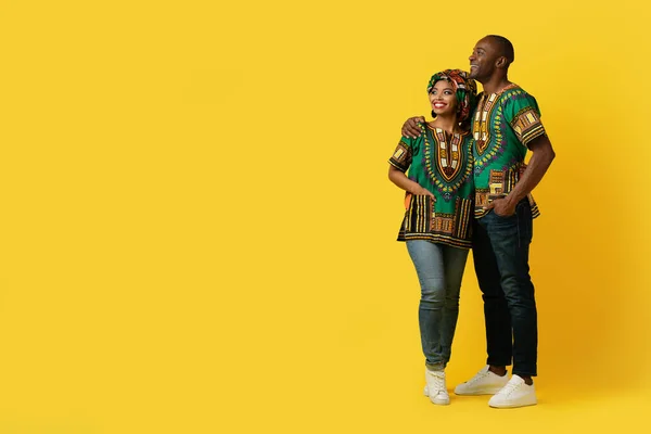 Güzel Teklif Parlak Renkli Afrikalı Kostümlü Mutlu Siyah Çift Sarı — Stok fotoğraf