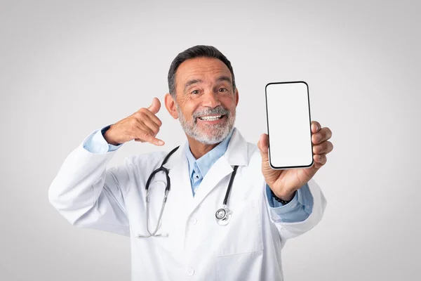 Happy Old European Man Doctor White Coat Stethoscope Shows Smartphone — Stock Photo, Image