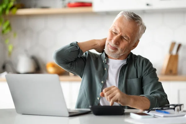 Älterer Mann Leidet Unter Nackenschmerzen Bei Der Arbeit Mit Laptop — Stockfoto