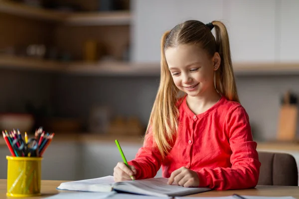 Porträt Des Netten Kleinen Mädchens Das Hause Hausaufgaben Mit Buch — Stockfoto