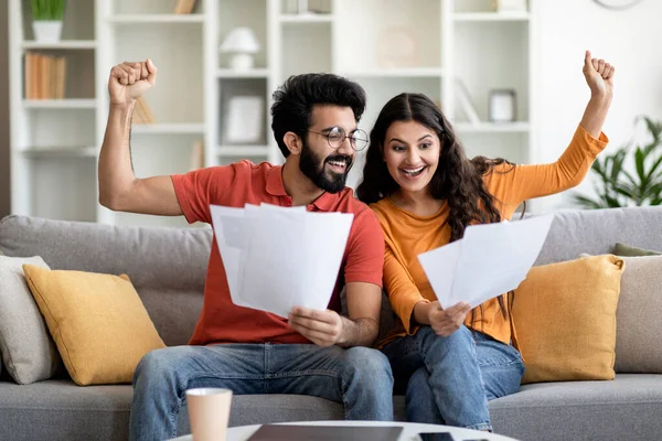 Aufgeregte Junge Indische Ehepartner Mit Papieren Die Hause Gute Nachrichten — Stockfoto