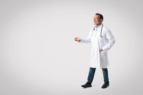 Sorrindo Confiante Velho Médico Casaco Branco Com Estetoscópio Vai Cumprimentando — Fotografia de Stock
