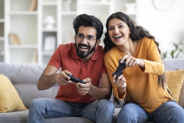 Casal Indiano Alegre Divertindo Casa Jogando Videogames Juntos Felizes Jovens — Fotografia de Stock