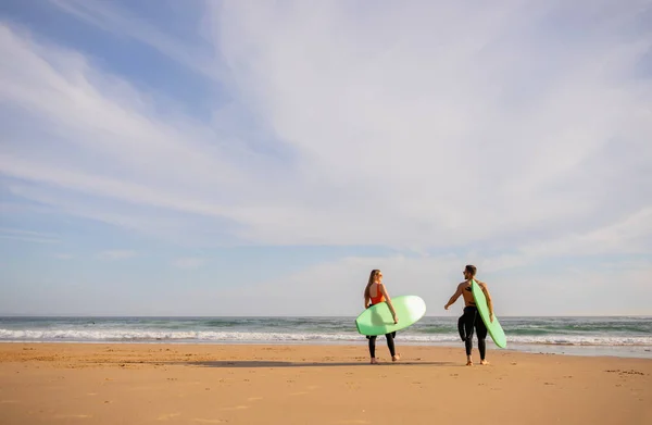 Surfeando Juntos Pareja Joven Con Tablas Surf Entrando Océano Vista —  Fotos de Stock