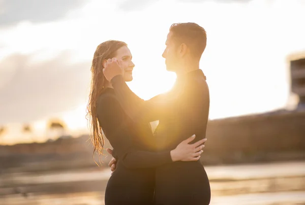 Surfer Sur Les Âmes Sœurs Jeune Couple Romantique Portant Des — Photo