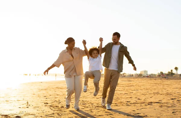 Koncepcja Spokoju Nad Morzem Szczęśliwa Wielorasowa Rodzina Trojga Spacerujących Wzdłuż — Zdjęcie stockowe