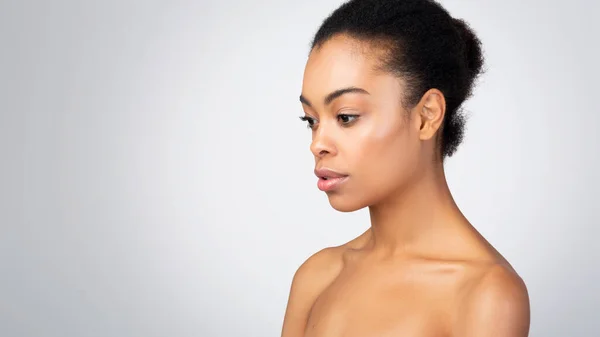 Vücut Bakımı Konsepti Üstsüz Afro Amerikan Kadın Makyaj Uzayı Zarifçe — Stok fotoğraf