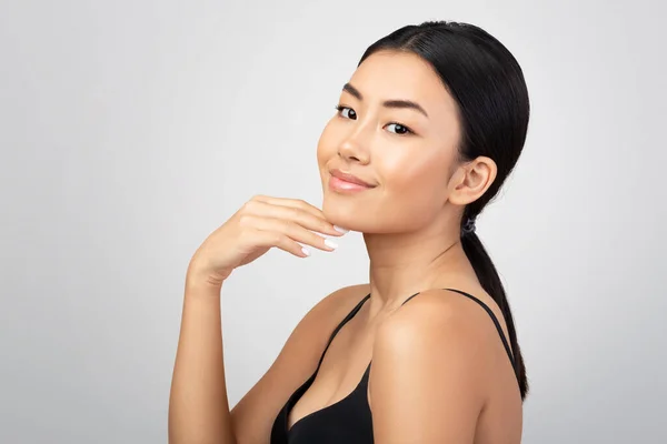 Hautpflege Porträt Einer Selbstbewussten Asiatin Die Ihr Makelloses Gesicht Zärtlich — Stockfoto