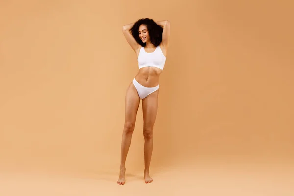 Voller Länge Aufnahme Der Sinnlichen Jungen Schwarzen Dame Posiert Unterwäsche — Stockfoto