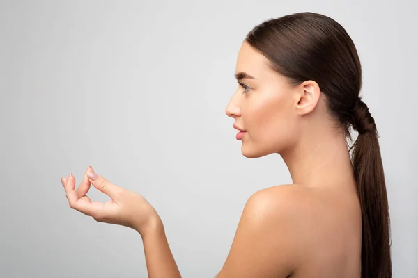 Καλλυντικά Προσώπου Skincare Διαφήμιση Πανέμορφη Ευρωπαϊκή Lady Holding Αόρατο Προϊόν — Φωτογραφία Αρχείου