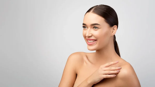 Kroppsvård Happy European Young Lady Posing Bare Shoulders Touching Perfect — Stockfoto