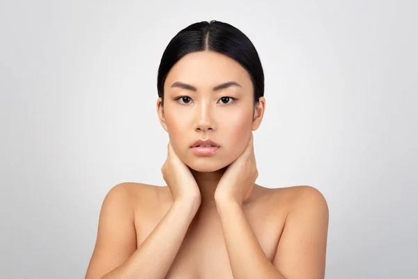 Bőr Testápolás Portré Vonzó Koreai Megérinti Nyakát Nézi Kamera Pózol — Stock Fotó