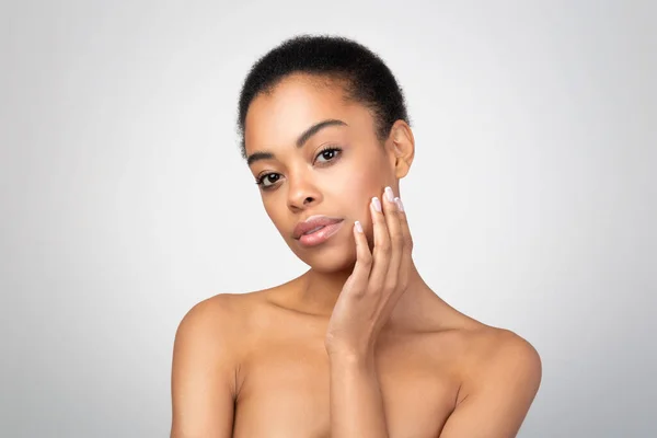 Esforço Facial Skincare Jovem Negra Gentilmente Tocando Seu Rosto Desfrutando — Fotografia de Stock