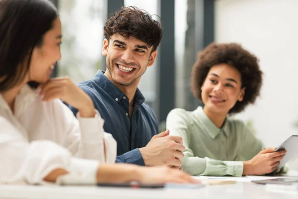 团队合作中的头脑风暴 三个快乐的多元文化商务同事在现代办公室讨论工作理念 坐在办公桌前 企业生活方式 选择性焦点 — 图库照片