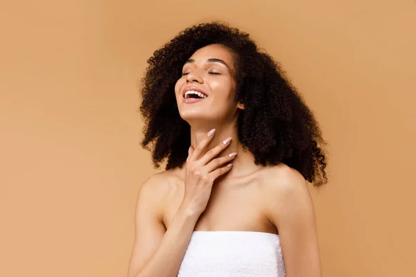 Conceito Felicidade Pele Jovem Senhora Afro Americana Delicada Tocando Sua — Fotografia de Stock