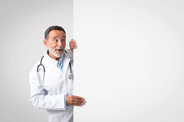 Glad Shocked European Senior Doctor Open Mouth White Coat Stethoscope — Stock Photo, Image
