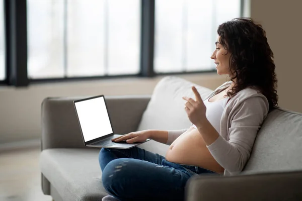 Концепция Телемедицины Молодая Беременная Женщина Ноутбуком Делает Видеозвонок Своему Врачу — стоковое фото