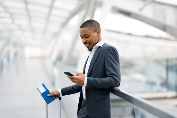 Online Check Smiling Black Businessman Using Smartphone While Waiting Flight — Stock Photo, Image