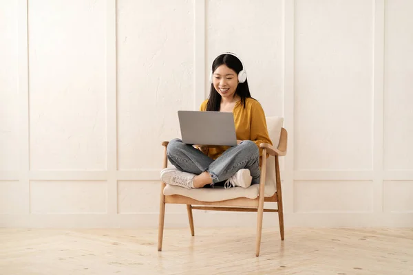 Telecomunicações Tecnologias Modernas Comunicação Feliz Jovem Mulher Asiática Sentada Poltrona — Fotografia de Stock